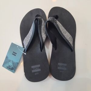 TOMS Men's Santiago Black and Gray Flip Flops in Size 10